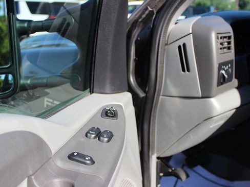 Used 2003 Ford F250 XLT AWD/4WD image 8