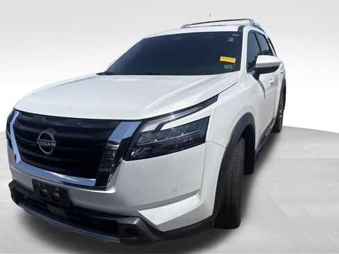 Used 2025 Nissan Pathfinder Platinum AWD/4WD image 3