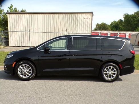 Used 2026 Chrysler Pacifica Limited FWD image 6