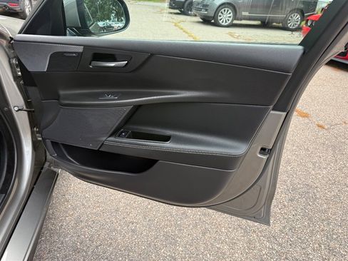 Used 2019 Jaguar XE S RWD image 19