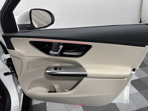 Used 2025 Mercedes-Benz GLC 300 4MATIC image 31