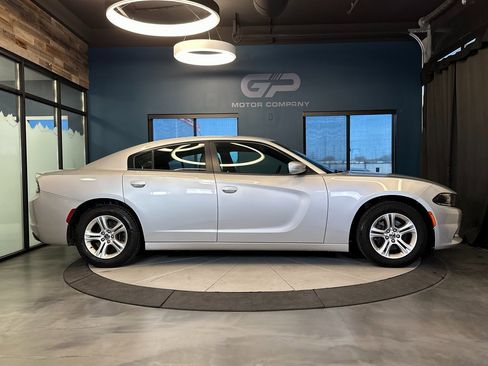 Used 2019 Dodge Charger SXT w/ Leather Interior Group image 2