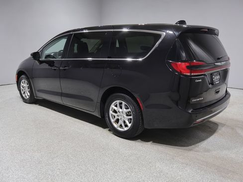 Used 2024 Chrysler Pacifica Touring-L FWD image 11