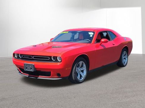 Used 2016 Dodge Challenger SXT image 1