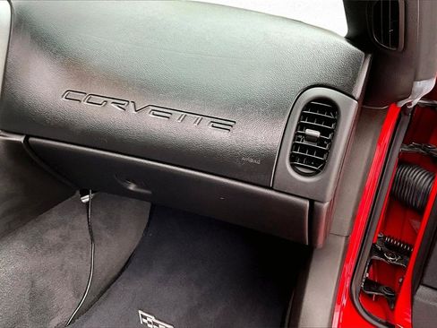 Used 2006 Chevrolet Corvette Coupe w/ Roof Package image 22