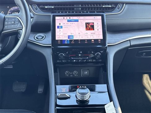 Used 2022 Jeep Grand Cherokee L Limited image 10