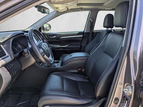 Used 2015 Toyota Highlander XLE image 17