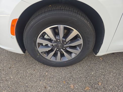 Certified 2022 Chrysler Pacifica Touring-L w/ Uconnect Theater Family Group image 30