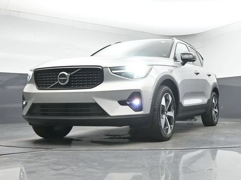 Used 2024 Volvo XC40 B5 Plus AWD/4WD image 12