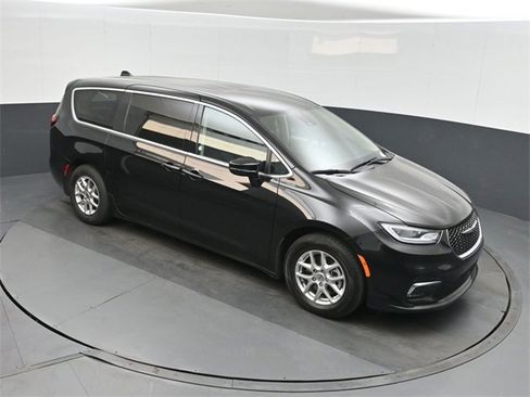 Used 2024 Chrysler Pacifica Touring-L image 27