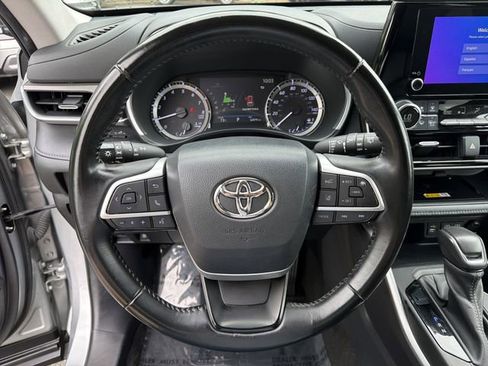 Used 2023 Toyota Highlander XLE FWD image 25
