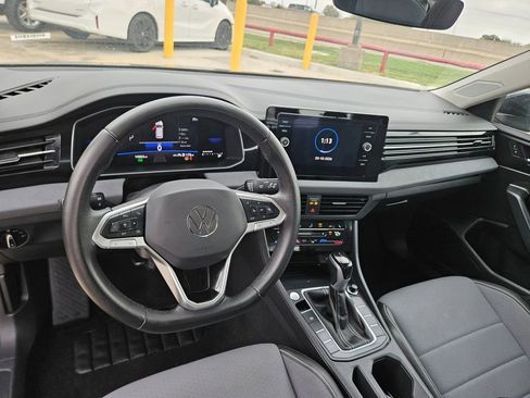 Used 2025 Volkswagen Jetta SE image 16