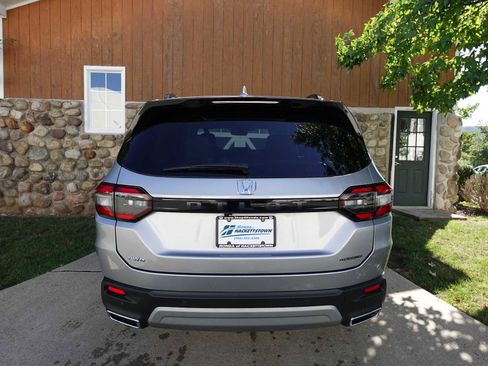 Certified 2025 Honda Pilot Touring image 6