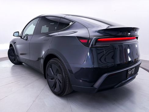 Used 2026 Tesla Model Y Long Range RWD image 2