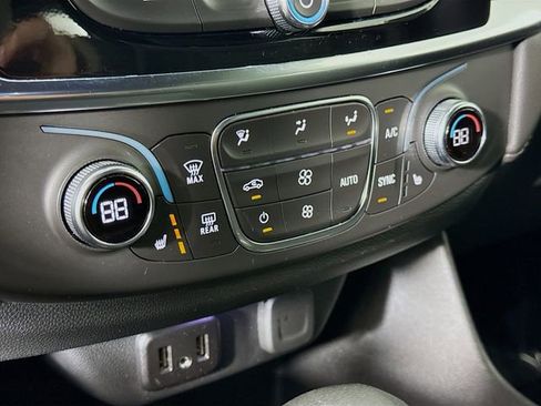 Used 2023 Chevrolet Traverse LT image 17