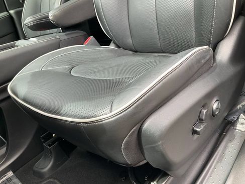 Used 2023 Chrysler Pacifica Limited w/ S Appearance Package FWD image 16