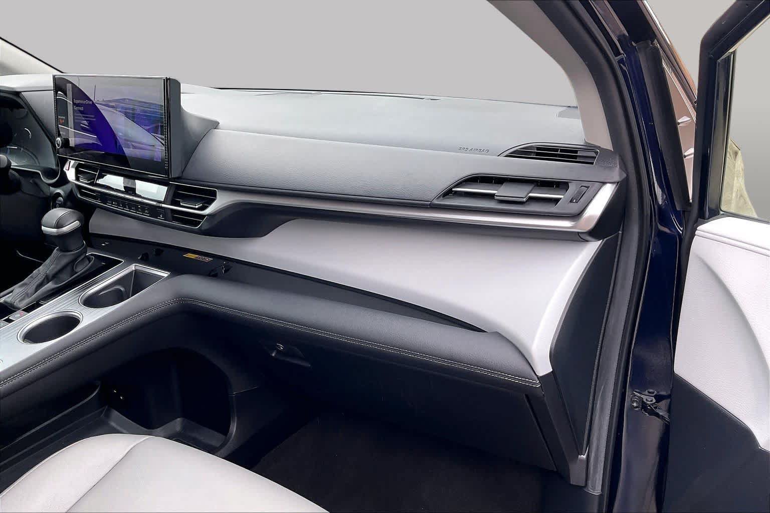 Used 2025 Toyota Sienna XLE FWD image 18