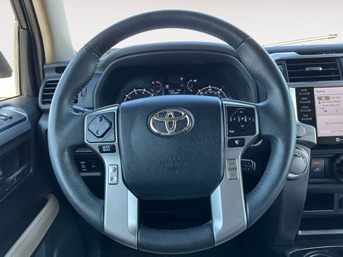 Used 2022 Toyota 4Runner SR5 Premium w/ Moonroof Package AWD/4WD image 18