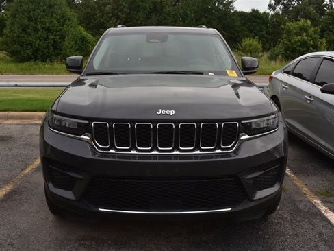 Used 2024 Jeep Grand Cherokee Laredo RWD image 2