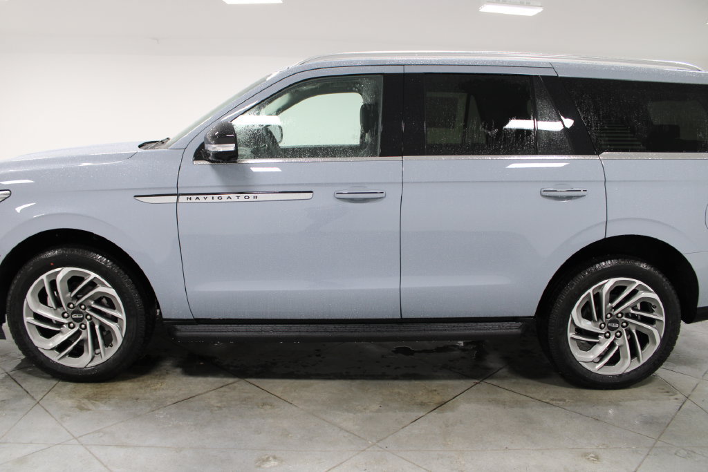 New 2027 Lincoln Navigator Premiere RWD image 5