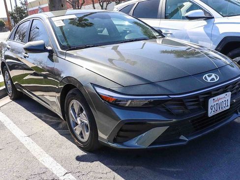 Used 2025 Hyundai Elantra SE image 5