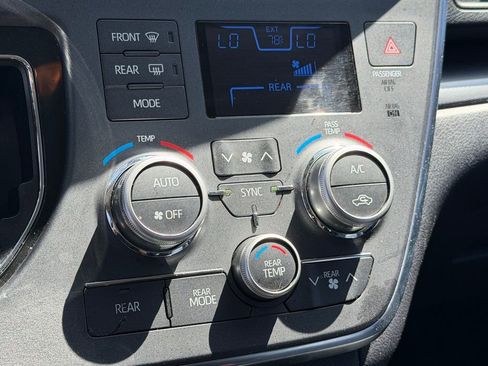 Used 2019 Toyota Sienna SE w/ Carpet Mat Package FWD image 21