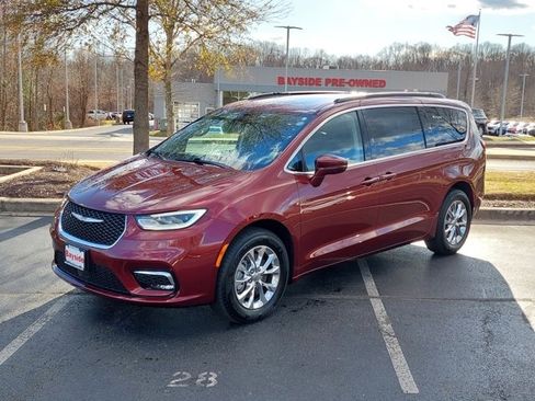 Used 2022 Chrysler Pacifica Touring-L image 7