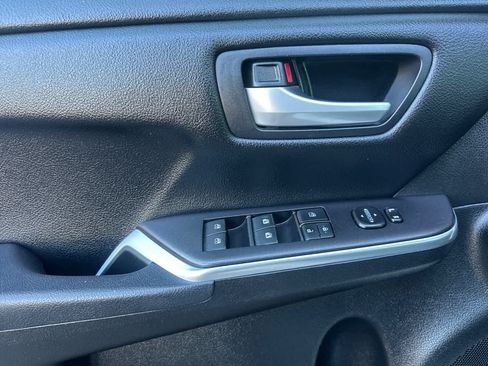 Used 2016 Toyota Camry SE FWD image 12