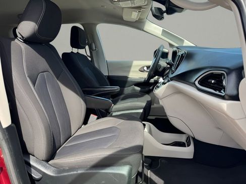 Used 2023 Chrysler Voyager LX image 15