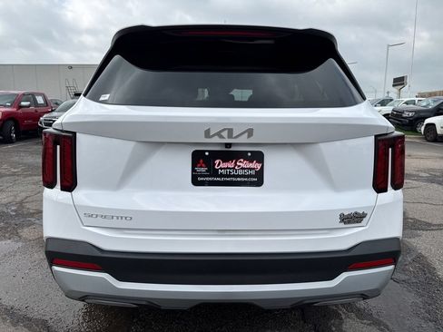 Used 2025 Kia Sorento LX FWD image 5