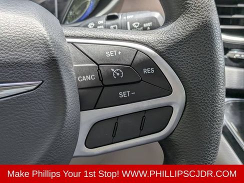 Used 2017 Chrysler Pacifica Touring w/ Tire & Wheel Group FWD image 25