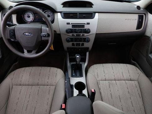 Used 2010 Ford Focus SE FWD image 2