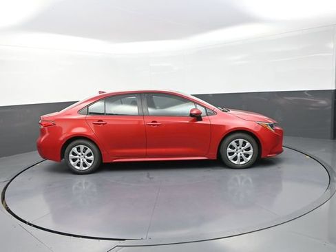 Used 2021 Toyota Corolla LE FWD image 3