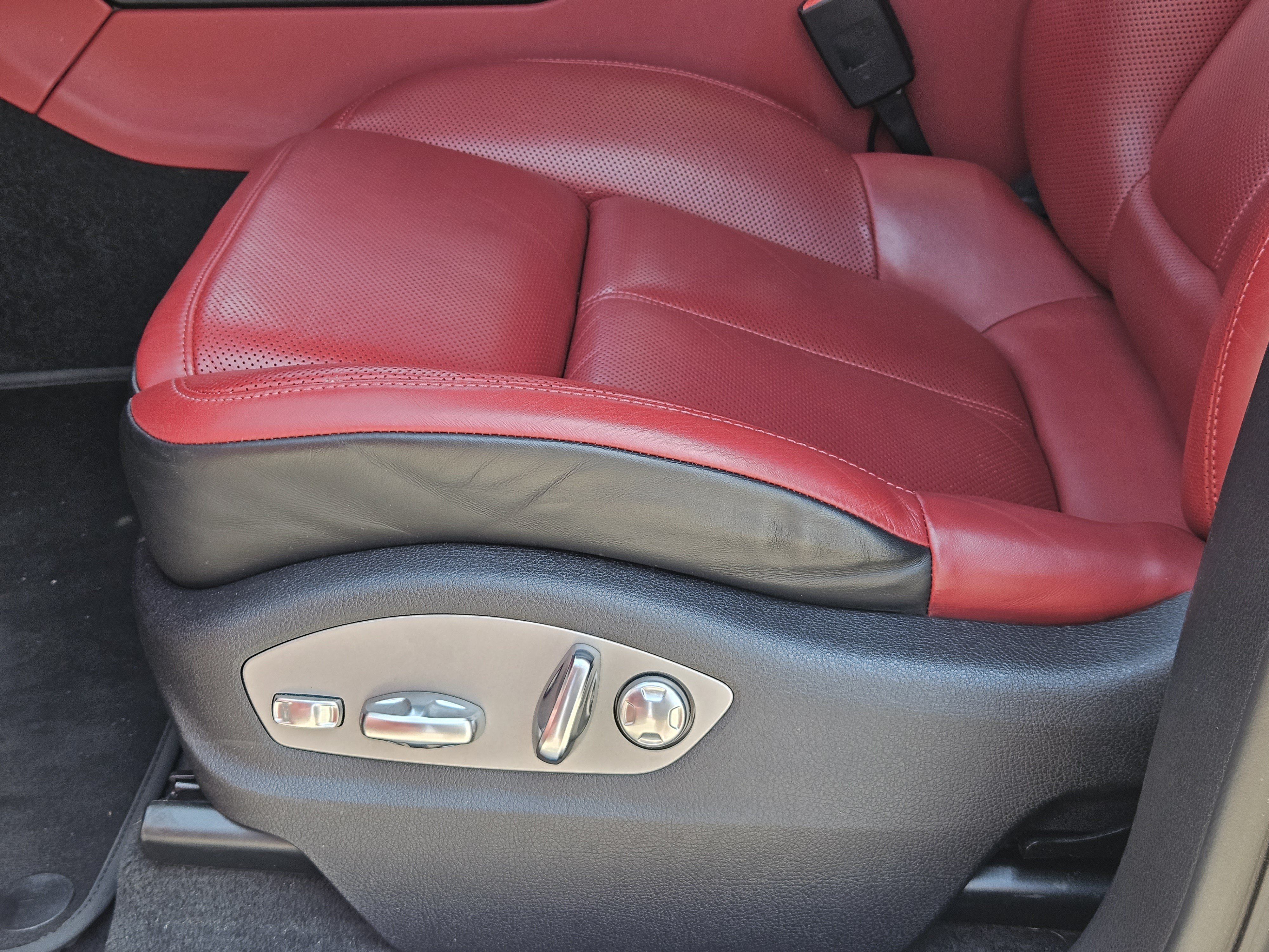 Certified 2024 Porsche Macan S AWD/4WD image 23