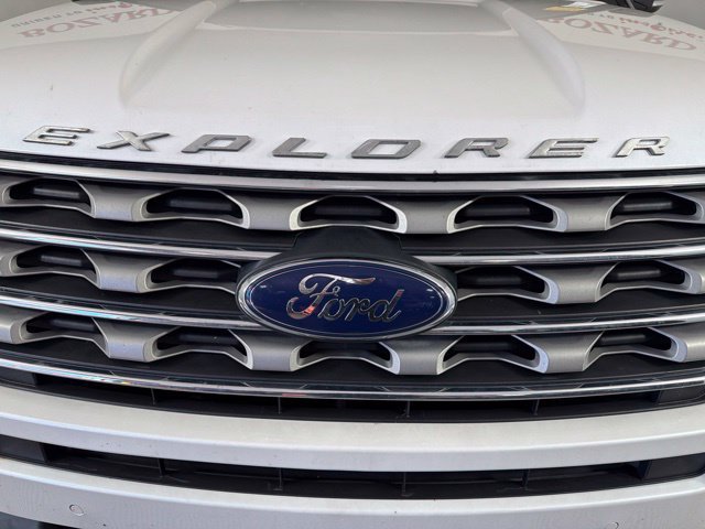 Used 2017 Ford Explorer XLT w/ Equipment Group 202A FWD image 4