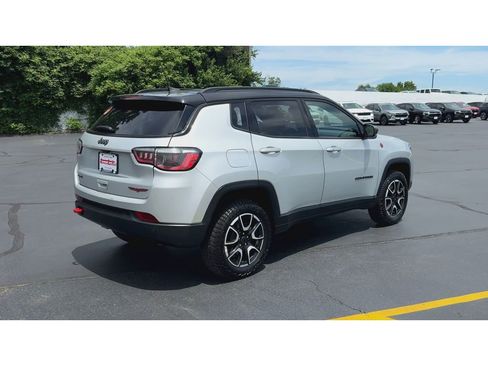 Used 2025 Jeep Compass Trailhawk AWD/4WD image 8