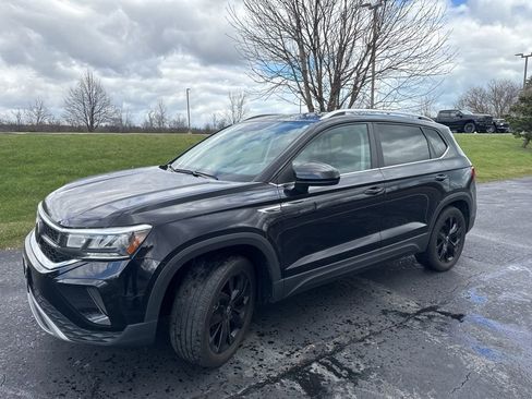 Used 2023 Volkswagen Taos SE w/ Panoramic Sunroof Package image 2