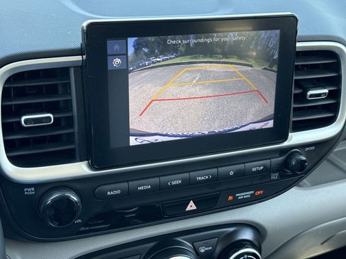 Used 2024 Hyundai Venue SEL image 24