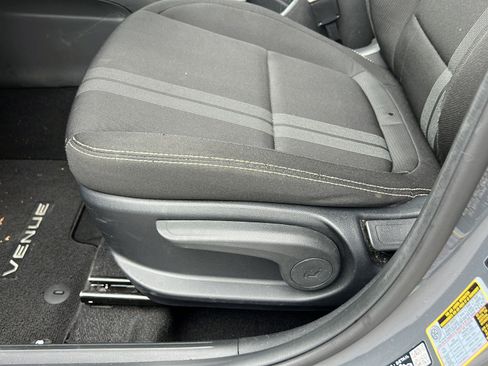 Used 2025 Hyundai Venue SEL FWD image 14