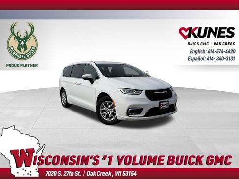 Used 2023 Chrysler Pacifica Touring image 1