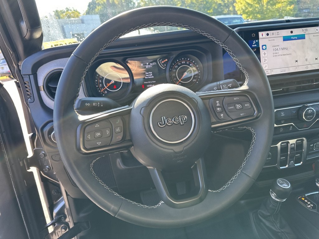 Used 2025 Jeep Gladiator Sport AWD/4WD image 12