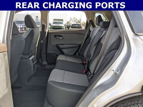 Used 2023 Nissan Rogue SV image 15