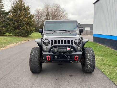 Used 2014 Jeep Wrangler Unlimited Sahara w/ Connectivity Group AWD/4WD image 2