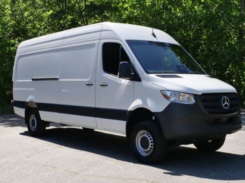 Used 2025 Mercedes-Benz Sprinter 2500 image 4