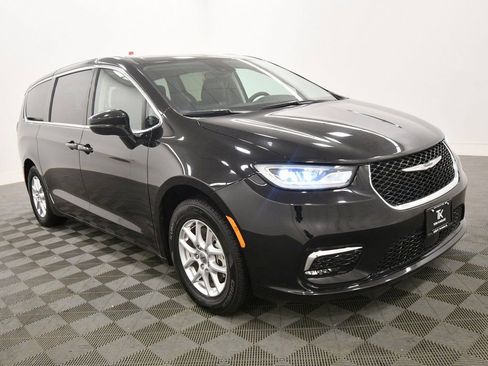 Used 2024 Chrysler Pacifica Touring-L image 10