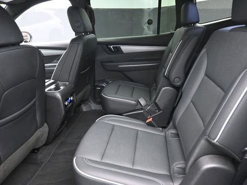 Used 2025 Buick Enclave Preferred image 11