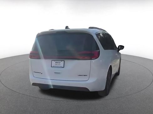 Used 2025 Chrysler Pacifica Limited image 14