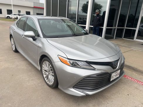 Used 2020 Toyota Camry XLE w/ Driver Assist Package FWD image 3