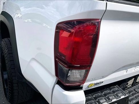 Used 2018 Toyota Tacoma TRD Off-Road w/ Technology Package AWD/4WD image 33