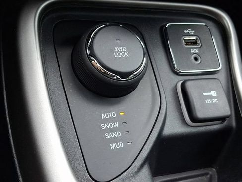 Used 2018 Jeep Compass Latitude w/ Safe & Security Group AWD/4WD image 23
